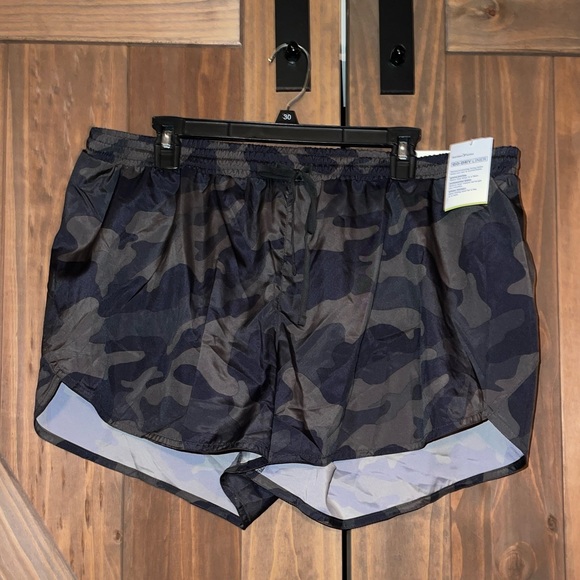 SOLD ON FB - 🆕 Old Navy Active camo shorts - Picture 4 of 9